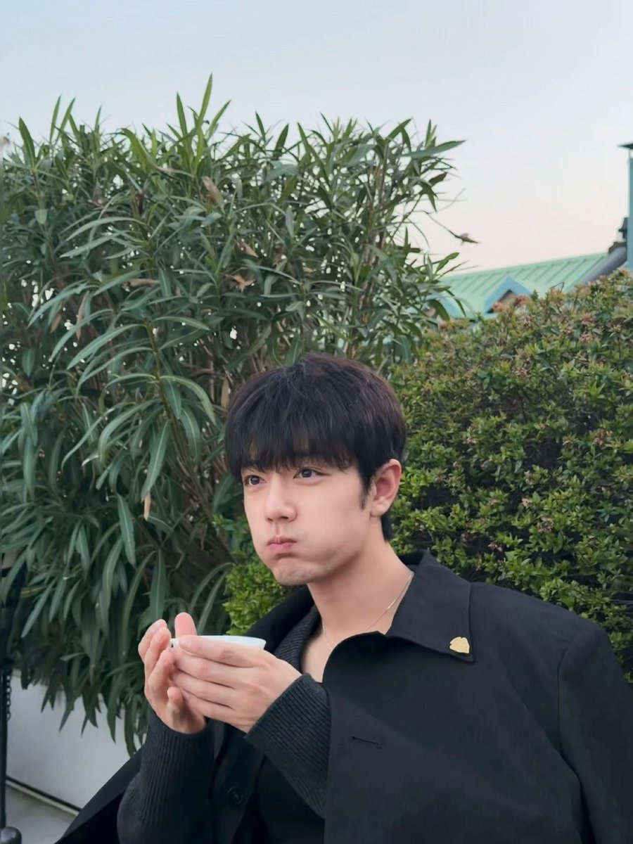 itsirisage's tweet photo. When your drama is winning awards left and right, you’re booked and busy, have fatass, rich as fuck and is dating the hottest man in china ✨ https://t.co/vJO2VrtBaN
