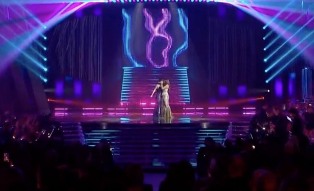 spokemayo's tweet photo. LEVANTE E GAIA SI SONO BACIATE SUL PALCO DELL'ARISTON E DIETRO I COLORI ERANO QUELLI DELLA BANDIERA BISESSUALE 🩷💜💙

#Sanremo2026 https://t.co/yg3PGRMU3X