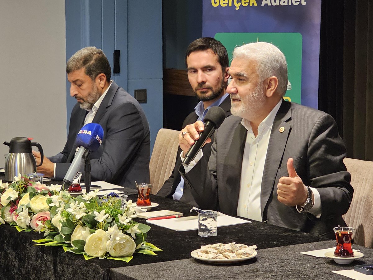 HurDavaPartisi's tweet photo. Genel Başkanımız Sayın Zekeriya Yapıcıoğlu, Bursa İl Başkanlığımızın düzenlediği iftar programında teşkilat mensuplarımızla bir araya geldi. https://t.co/ZLnbDpKTrF