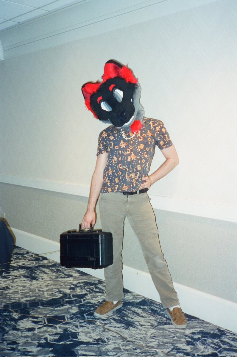 EatYourSheep's tweet photo. ...Why does that suitcase have wires coming out of it?
#fursuitfriday
#pawcon
Taken on 35mm film!
Photo by: @/milky.hazel
Suiter: EatYourSheep https://t.co/pDj3HE6wEe