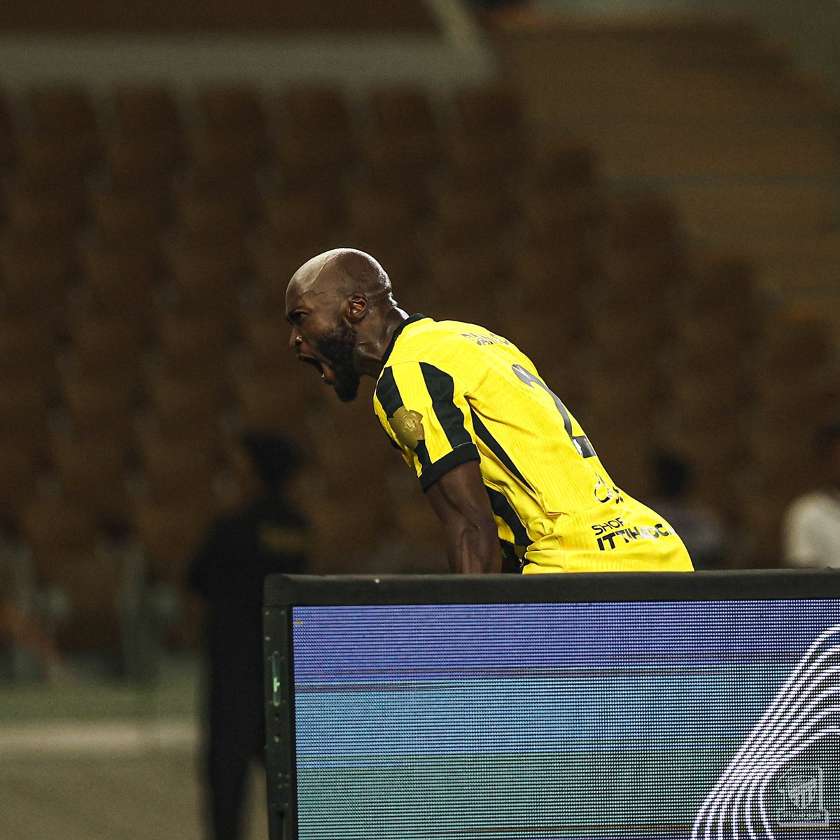 ittihad's tweet photo. مدافع هدّاف ⚽️🔥 https://t.co/1m5saRsOas