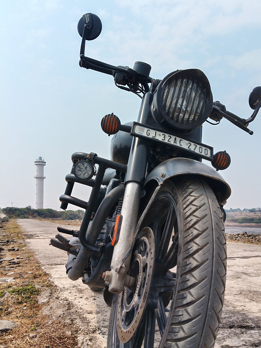 dhvaj_S's tweet photo. Lost in the calm where the road meets the sea 🌊
Just me, my ride, and the evening breeze. 🏍️✨
#EveningVibes #BulletRide #SoloMoments #PeacefulRide #LighthouseView #2700 https://t.co/BJ1csNSnCR