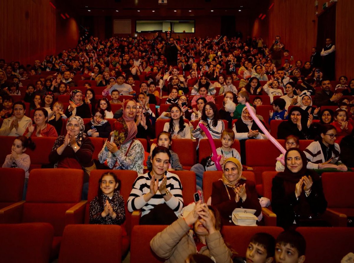 Kalabalık, herkes bir arada.

Çocuklar mutlu, etraf ışıl ışıl.

Zeytinburnu’nda güzel bir Ramazan akşamı. 🌙 

#MilletimizleNiyetimizBir 
#BirOlmakRuhumuzdaVar