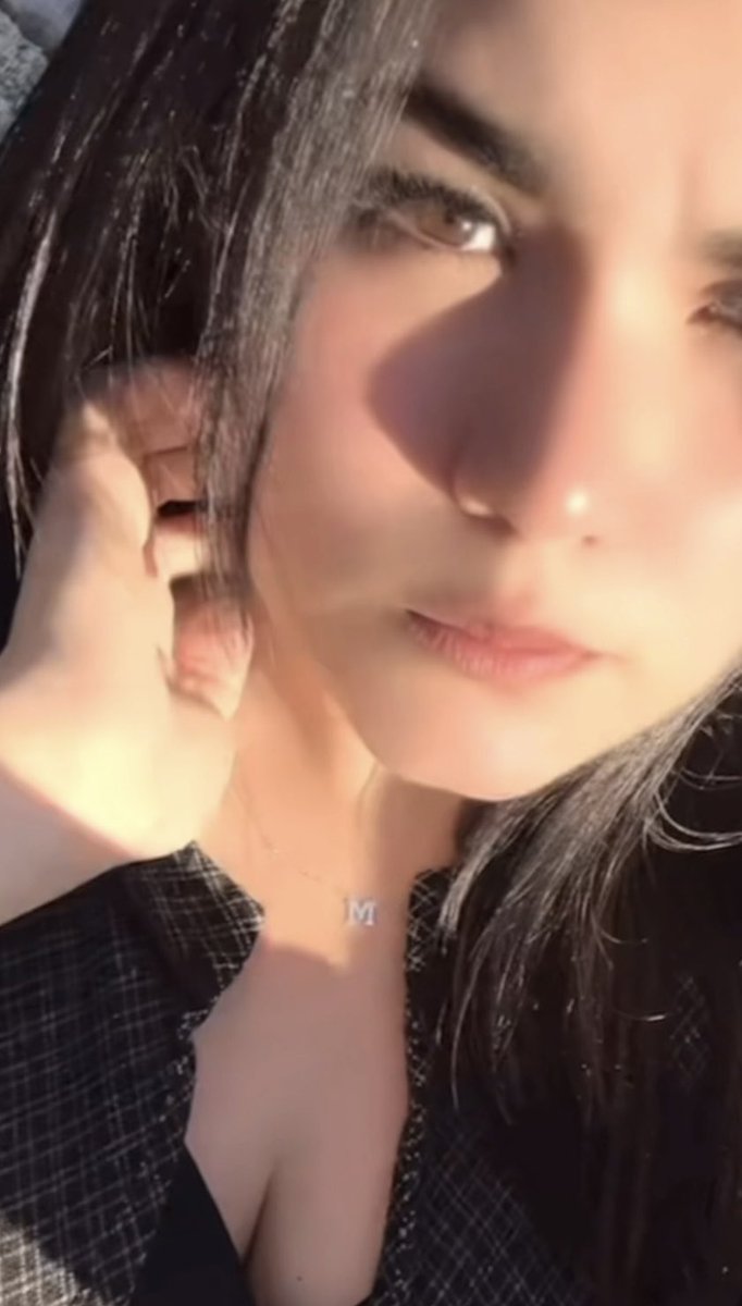 “Cuando pequeños rayos de sol iluminan mis ojos cafés, se vuelven claros… y no es solo un brillo, es el alma asomándose al mundo.” ☀️🤎