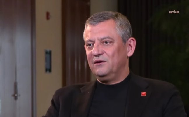 Özgür Özel, adaylığı koparmaya çalışıyor:

Erdoğan'la aramızda bir fark var. O yenildi, ben yenilmedim mesela. 

Yani şimdi o çıldırır böyle şeylere. Ben daha hiç seçim kaybetmedim Erdoğan'a.