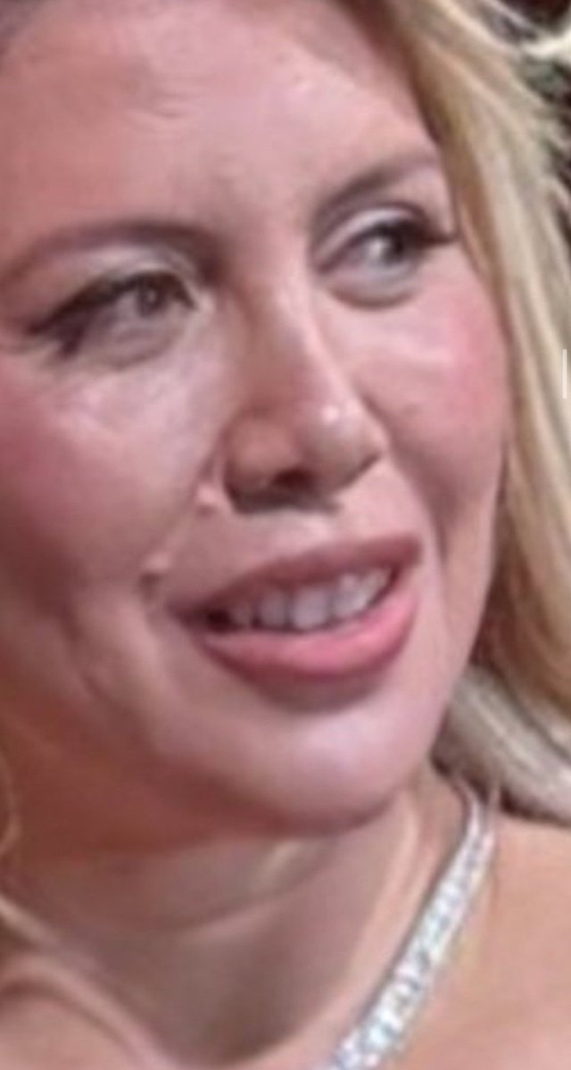 Qué TRISTE  no poder mostrar TU VERDADERO ROSTRO y que quienes te contratan lo hagan con la exigencia de MODIFICAR TU ROSTRO Y TU CUERPO PARA QUE TE PAREZCAS A #CHINASUAREZ...Aunque ni volviendo a macet PETENARA se parecerá a la REINA..