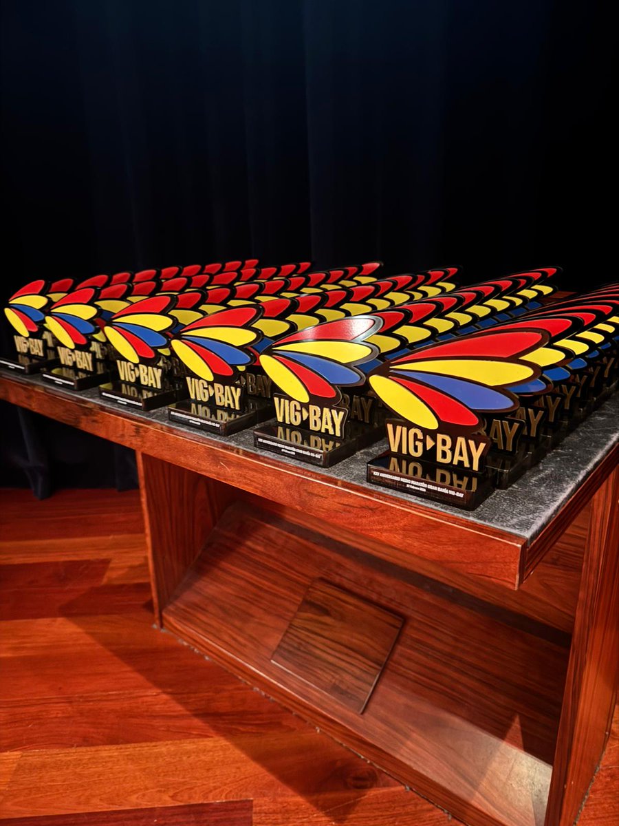 Esta tarde se ha presentado la medio maratón Gran Bahía <a href="/VigBay/">VIG BAY edp</a> en #Vigo en un acto donde <a href="/policia/">Policía Nacional</a> hemos recibido un galardón en reconocimiento a nuestra labor 

El 12 de abril se celebra la 25 edición de esta mítica carrera que contará una vez más con nuestra presencia