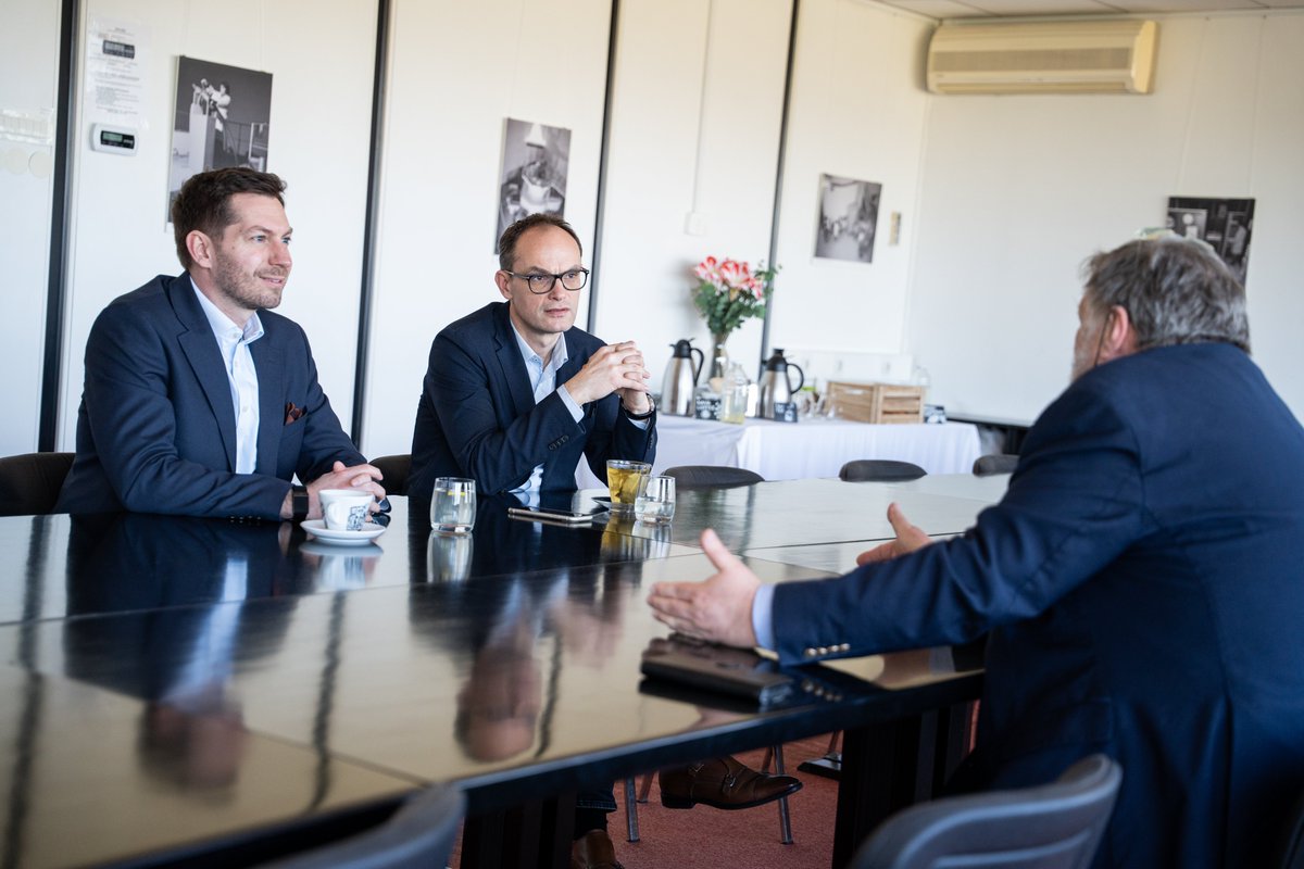 DemokratiSLO's tweet photo. ✅ Predsednik stranke @AnzeLog in @MBAndrijanic sta danes obiskala @JSI_SLO. 

Največji znanstvenoraziskovalni zavod v Sloveniji, ki zaposluje več kot 1000 raziskovalk in raziskovalcev ter deluje že od leta 1949.

V pogovorih smo se dotaknili pomena znanosti in inovacij za razvoj slovenskega gospodarstva ter vloge vrhunskih raziskav pri ustvarjanju konkurenčne in samozavestne države. 

Znanje ostaja naš največji potencial.
