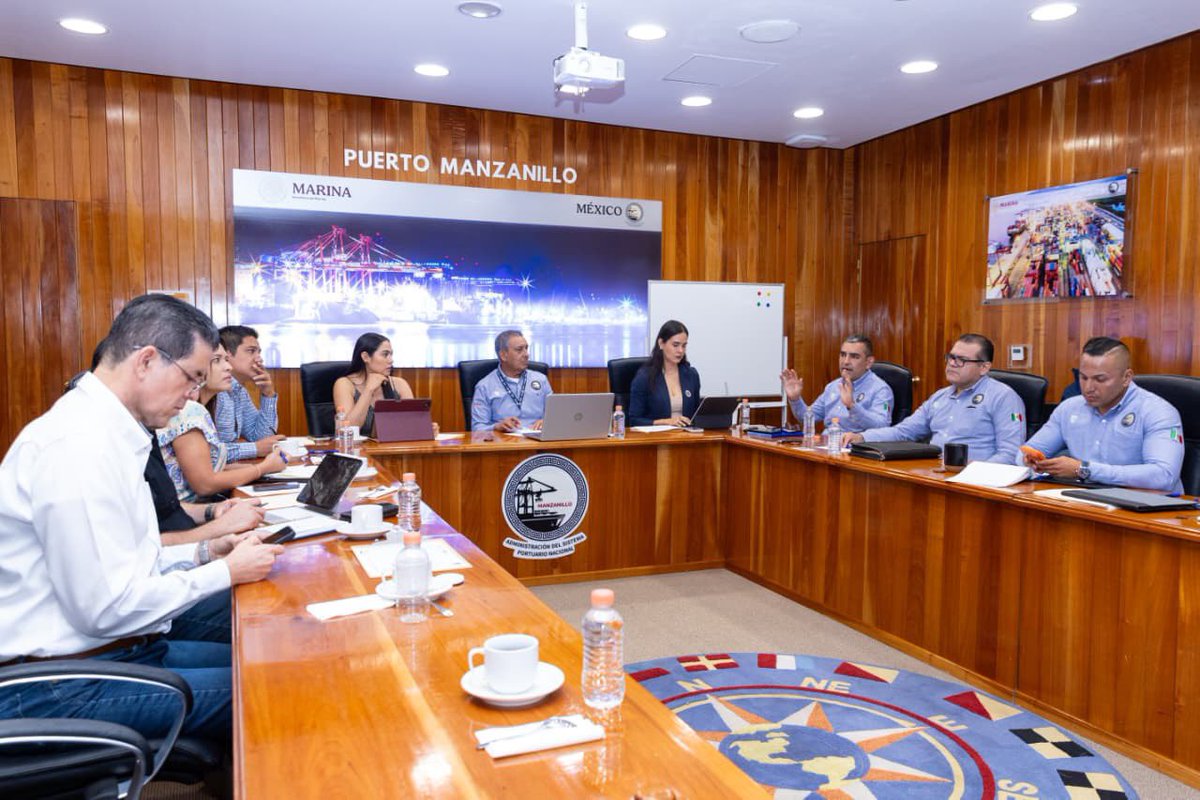 indira_vizcaino's tweet photo. En las instalaciones de Asipona Manzanillo, realizamos una reunión de seguimiento a las obras de infraestructura que desarrollamos el Gobierno Colima en coordinación con el Gobierno de México y el H. Ayuntamiento de Manzanillo. https://t.co/nDXExP4bI1