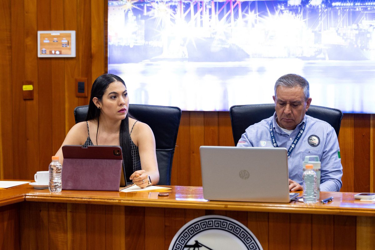 indira_vizcaino's tweet photo. En las instalaciones de Asipona Manzanillo, realizamos una reunión de seguimiento a las obras de infraestructura que desarrollamos el Gobierno Colima en coordinación con el Gobierno de México y el H. Ayuntamiento de Manzanillo. https://t.co/nDXExP4bI1