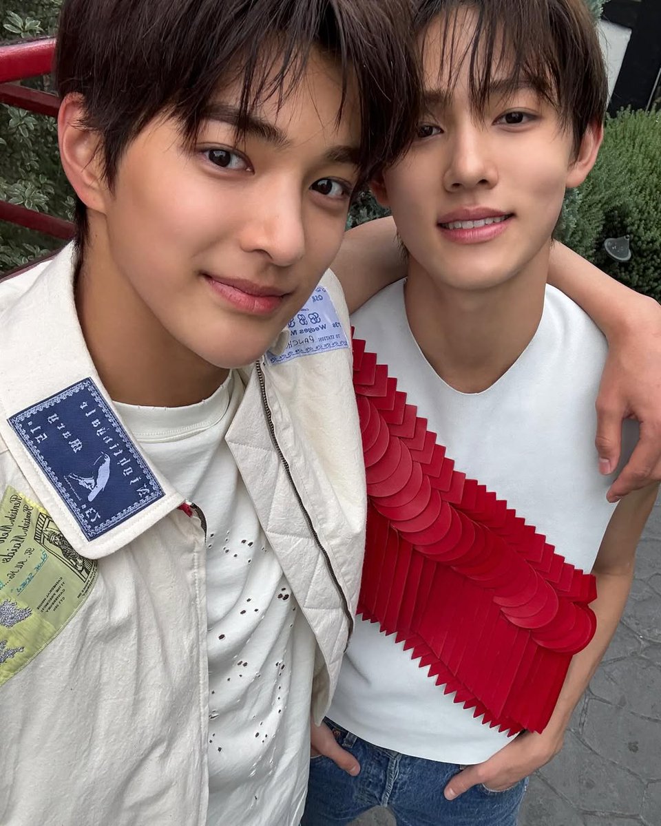 [Cortis vogue japan interview] 

KEONHO to SEONGHYEON 

🐶: since we're the same age we often fight, but I think the fact that we fight means we're really close (laughs). I'm happy that SEONGHYEON is in CORTIS (he said this with a smile)

 🥹 #건호 #성현 #코르티스