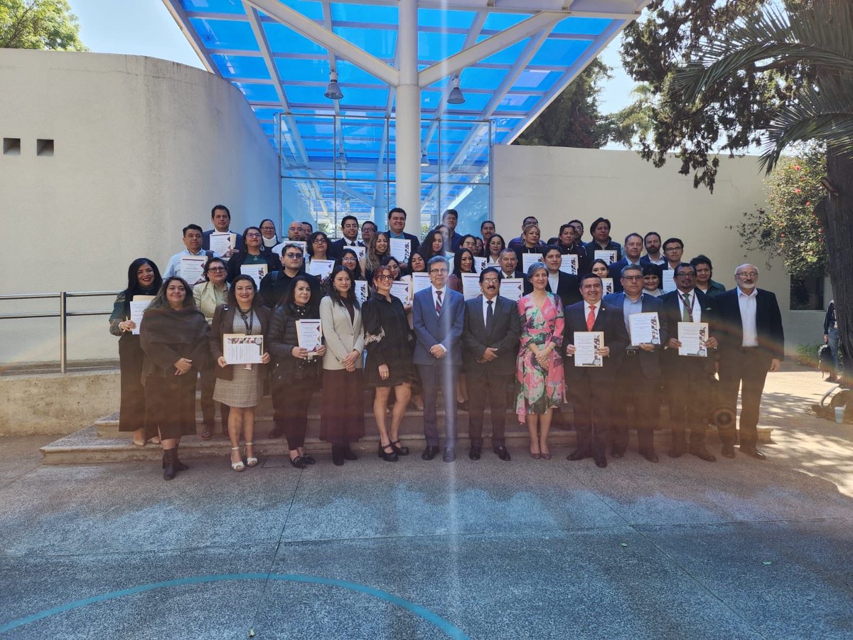 En el marco del Programa de Fortalecimiento de Capacidades para Verificadores y Dictaminadores en Servicios de Salud, efectuado exitosamente en el 2025, así como en la especialidad en Regulación Sanitaria de medicamentos y vacunas 2025-2026, hoy hicimos entrega de Reconocimientos