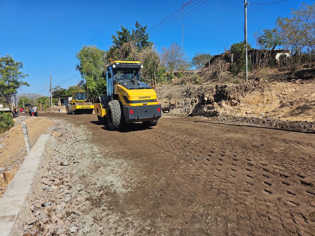 #Ahora || OBRAS PÚBLICAS AVANZA CON PAVIMENTACIÓN DE MÁS DE 12 KM EN AHUACHAPÁN. ✅🚧

El Ministerio de Obras Públicas de El Salvador continúa con los trabajos de pavimentación en el sector de Los Toles, Ahuachapán, donde se intervienen 12.14 kilómetros de carretera.

Como parte