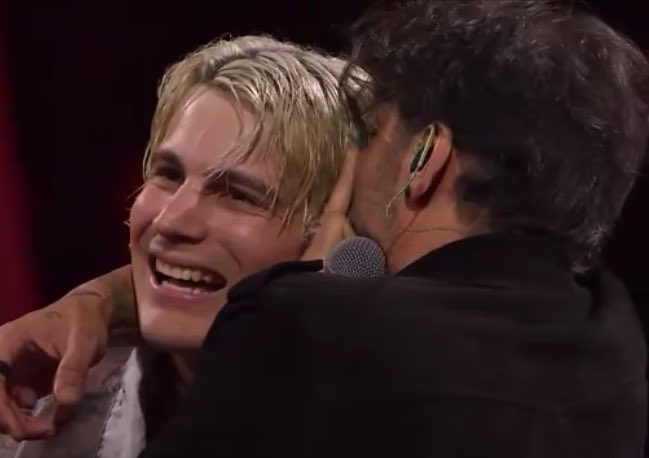 FabriElaPapera's tweet photo. Fabri coi suoi “fratellini” e amici veri dei vari sanremo recenti (aho la foto con Niccolò nel 2019 è mezz’ora che la cerco e non la trovo, accontentiamoci)
È bellissimo come li ha aiutati, li aiuta e dà consigli.
Fabri🥹🥰
#fabriziomoro #eddiebrock #iltre #ultimo https://t.co/KZg8WMNnfI
