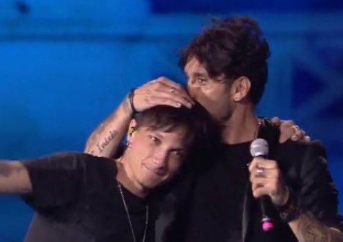 FabriElaPapera's tweet photo. Fabri coi suoi “fratellini” e amici veri dei vari sanremo recenti (aho la foto con Niccolò nel 2019 è mezz’ora che la cerco e non la trovo, accontentiamoci)
È bellissimo come li ha aiutati, li aiuta e dà consigli.
Fabri🥹🥰
#fabriziomoro #eddiebrock #iltre #ultimo https://t.co/KZg8WMNnfI