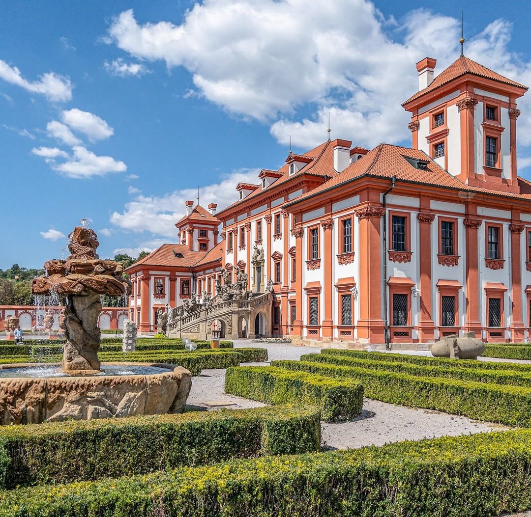 Day 58/365 of posting Classical Architecture until someone becomes inspired by this balanced, elegant, and timeless masterpiece.

(Troja Palace, Prague)