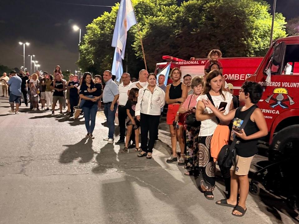 La intendente Blanca Cantero fue invitada y participó de la presentación de la nueva unidad, un camión cisterna, que se sumará a la flota actual de autobombas que tiene el Cuartel de la Asociación de Bomberos Voluntarios de Guernica.