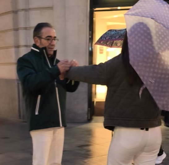 Hoy hemos vuelto a la Gran Vía de #Bilbao, repartido nuestras pulseras y folletos para informar de nuestras medidas a los bilbaínos.

¡Gran afluencia de gente joven!
Seguimos, sin miedo a nada ni a nadie.

¡Viva España! 🟢🇪🇸