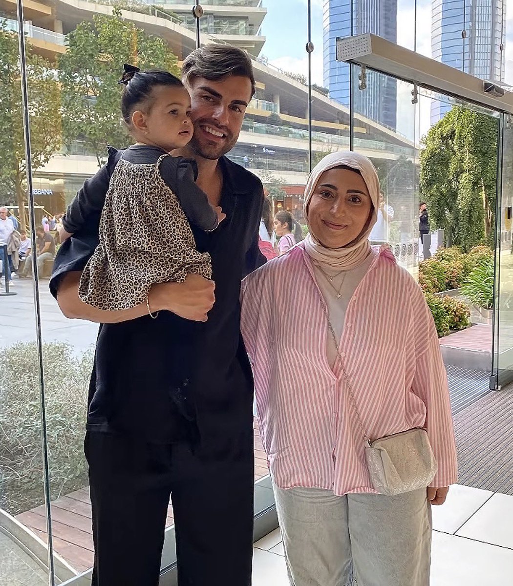 GDomaldo's tweet photo. Benim anlamadığım bu kız sürekli Zorlu Center’da falan mı yatıyor… nerden denk düşürüyor bu kadar ünlüyü aw https://t.co/7VYIZCddhs
