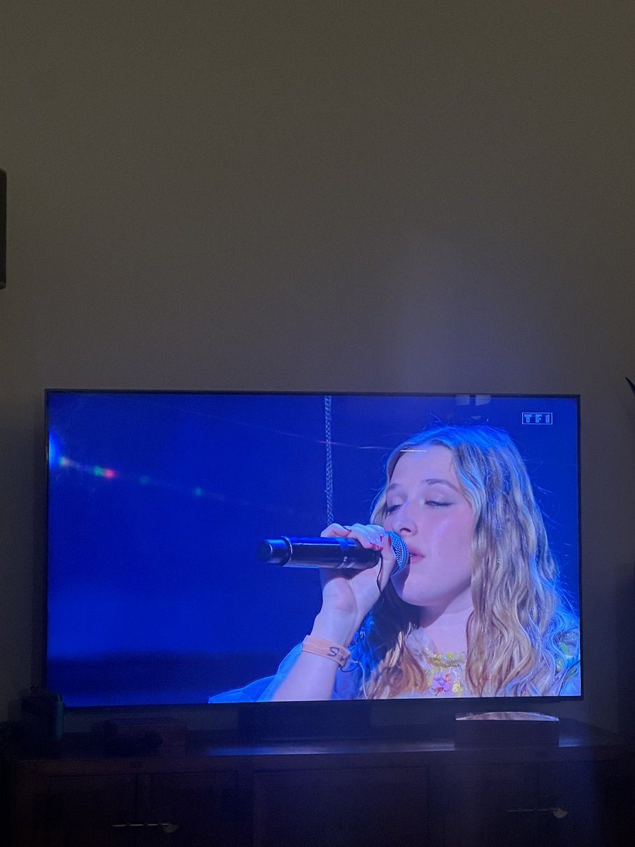 JustineAll1's tweet photo. Helena sur Vole je m’en remettrai jamais! #LesEnfoirés https://t.co/0GYd0HUiZT