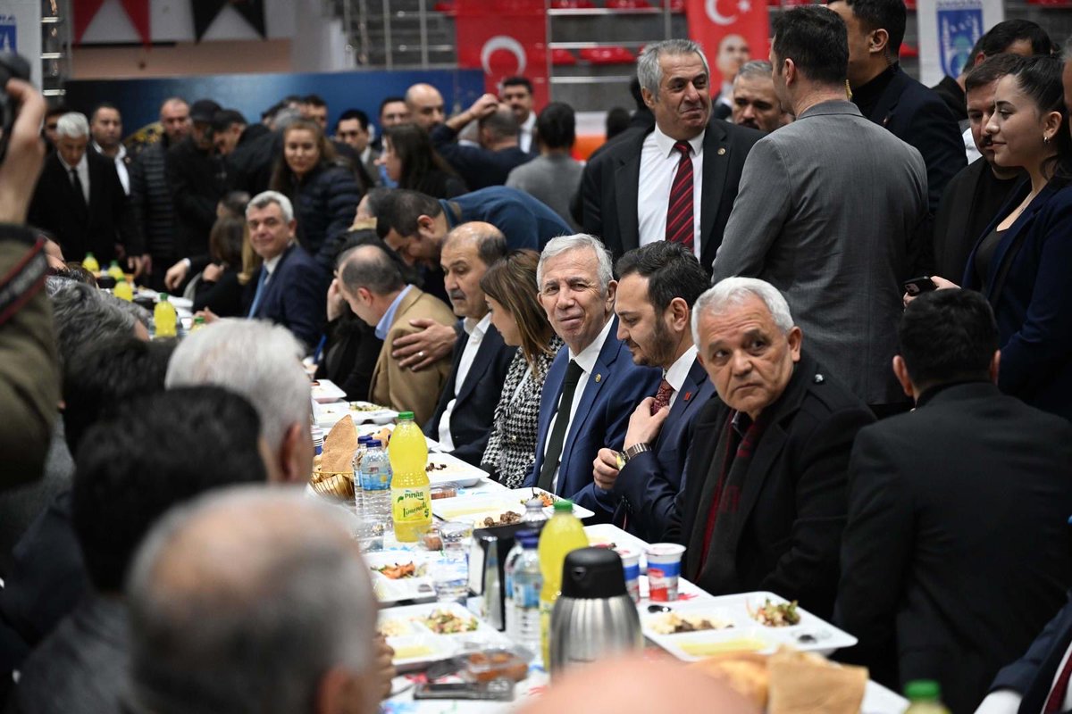 Bugün Ankara Büyükşehir Belediyesi Başkanımız Mansur Yavaş’ın katılımıyla Mamak’ta Gönül Sofrasında iftar programında bir araya geldik.
Birlik ve beraberliğin, paylaşmanın ve dayanışmanın en güzel örneklerinden birini yaşadığımız bu anlamlı akşamda hemşehrilerimizle aynı sofrayı