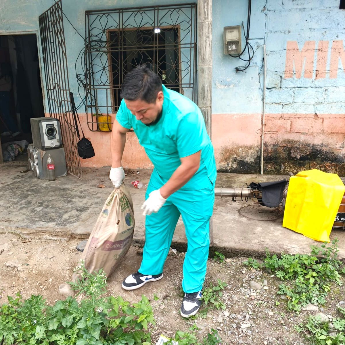 saludazuay_'s tweet photo. #MSPEnTerritorio | En la comunidad de Shumiral, en #CamiloPonceEnríquez, el equipo de control vectorial con el apoyo de la policía nacional realizan la eliminación de criaderos y abatizaciones; además, brindan charlas educativas a la población para prevenir el dengue. https://t.co/QF7y1MIGsF