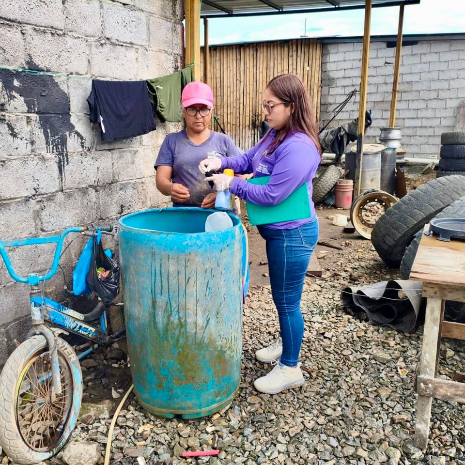 saludazuay_'s tweet photo. #MSPEnTerritorio | En la comunidad de Shumiral, en #CamiloPonceEnríquez, el equipo de control vectorial con el apoyo de la policía nacional realizan la eliminación de criaderos y abatizaciones; además, brindan charlas educativas a la población para prevenir el dengue. https://t.co/QF7y1MIGsF