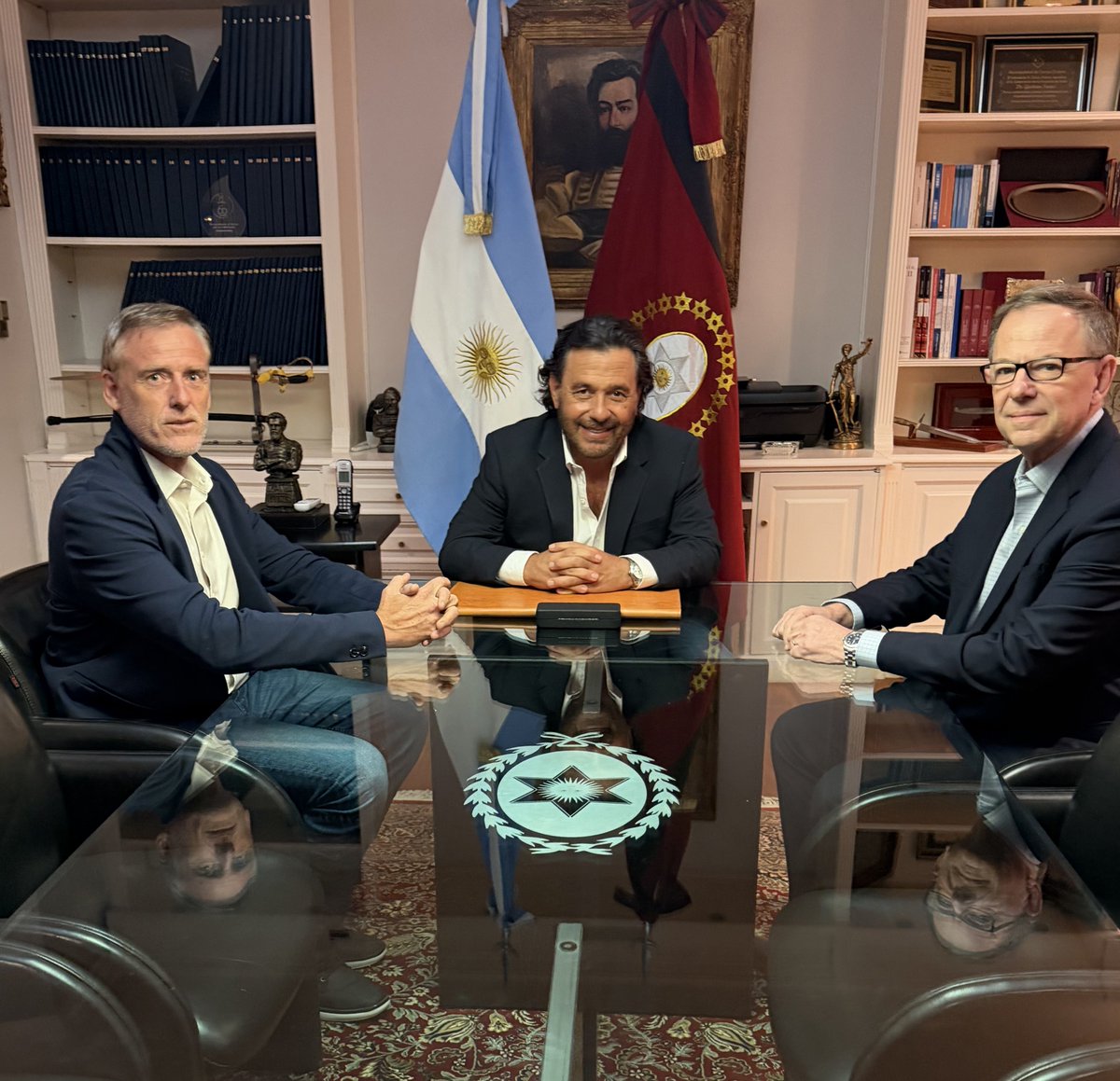 Me reuní con Santiago Seeber y Carlos Riusech, autoridades de Juramento y Frigorífico Gorina, quienes me confirmaron una alianza estratégica para operar el Frigorífico Bermejo en Pichanal.

Celebro esta inversión de más de 20 millones de dólares y la creación de nuevos empleos