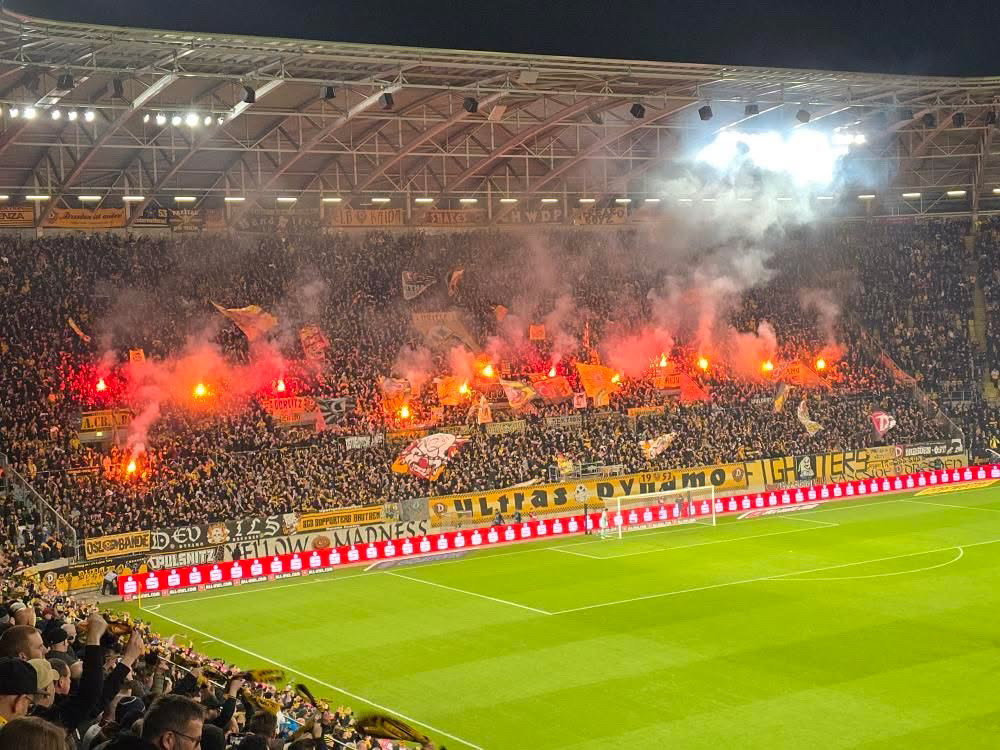 FasziFankurve's tweet photo. Fotos vom Überraschungssieg der SG Dynamo Dresden gegen den Aufstiegskandidaten SV Darmstadt 98 findet ihr bei Foto-Updates unter ➡️ https://t.co/x50srgQ91D 📸: Eastern1909 #sgd #sgdsvd #dynamodresden #ultras #pyro #kblock #2liga https://t.co/hDIoYOuWtq