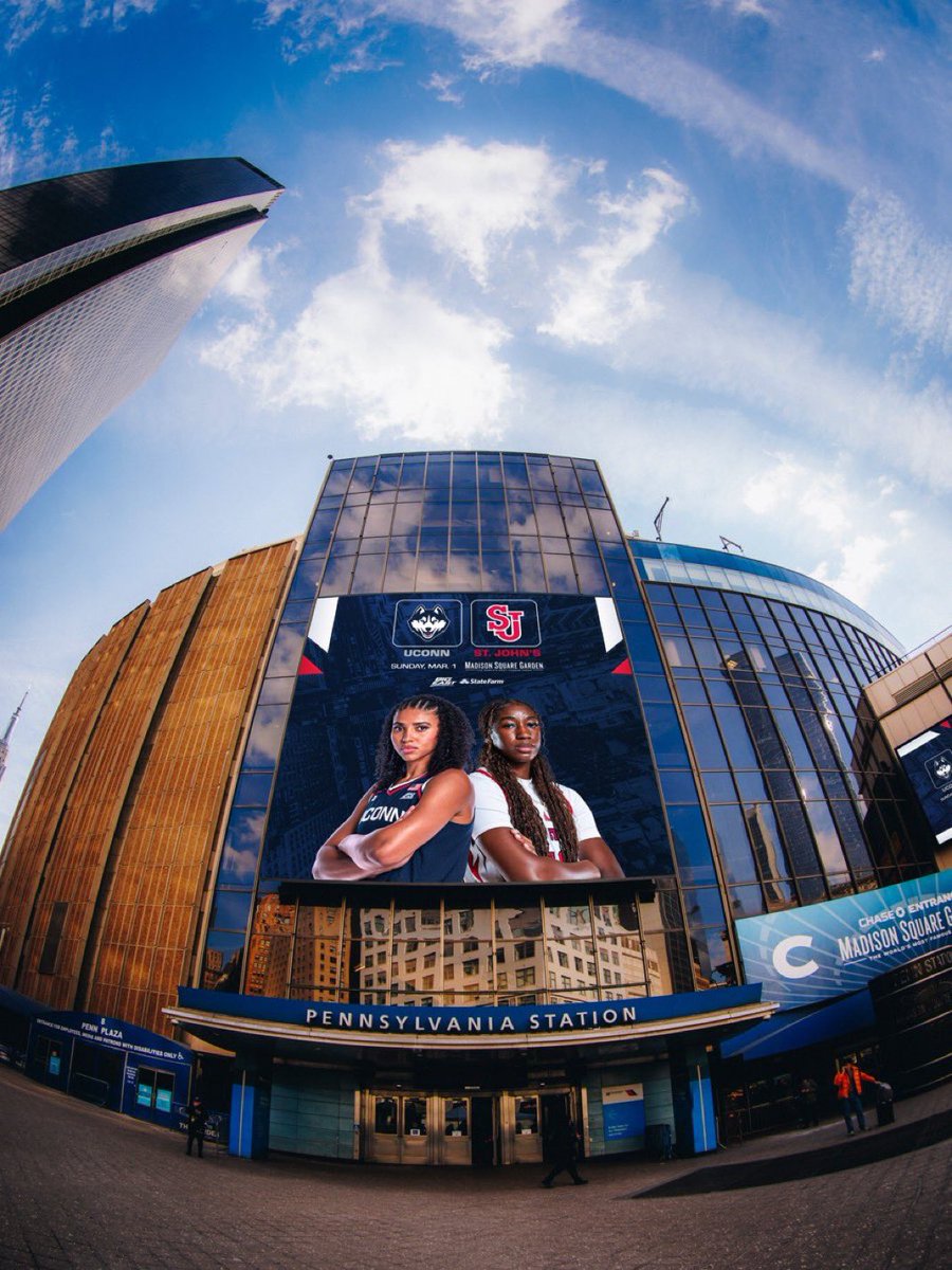SchwartzSports's tweet image. This Sunday, @StJohnsWBB plays #1 UConn at @TheGarden in the first ever standalone womens game at The World’s Most Famous Arena! Tip-off is at 730pm. 

ticketmaster.com/event/3B006426…

#RedStorm #SchwartzOnSports 🏀