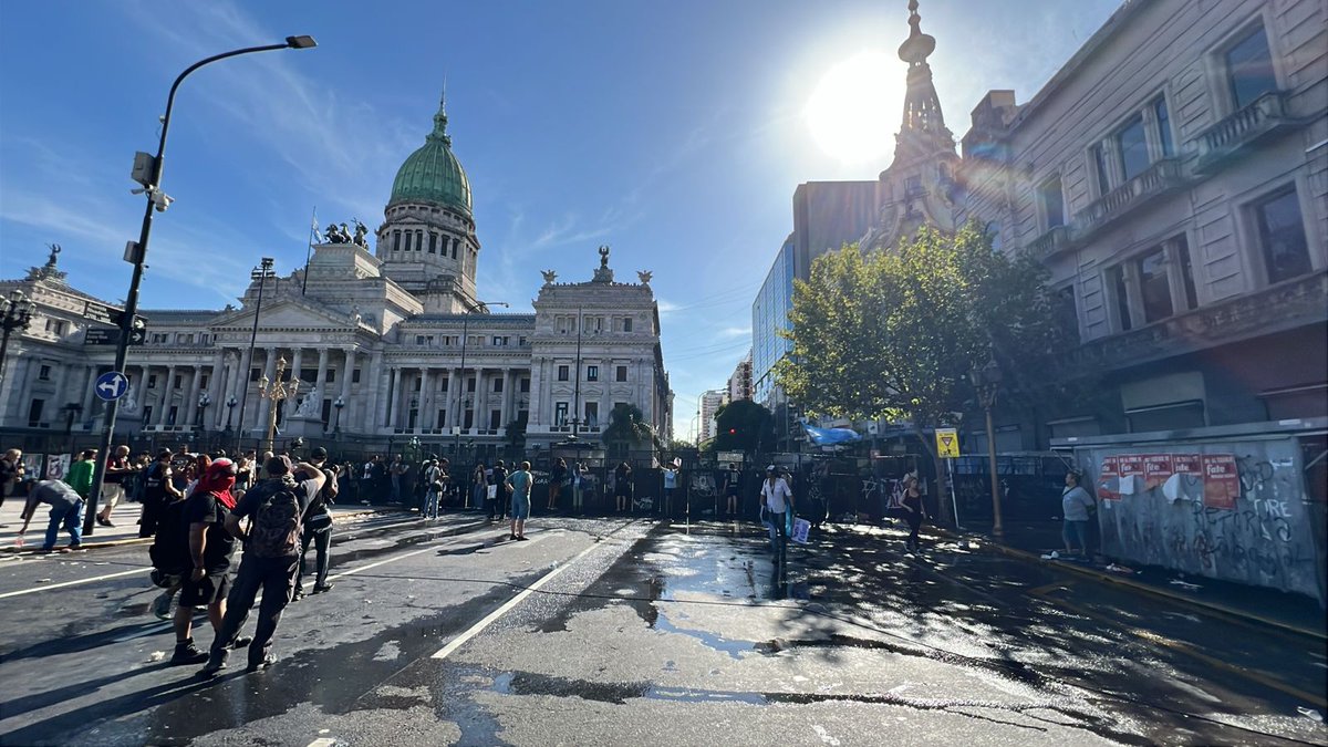 #AHORA | En #LaSiestaEsSagrada 💤 #móvil de <a href="/RisoBalvidares/">Riso Balvidares</a> desde las inmediaciones del Congreso de la Nación.

➡️ Se lleva a cabo una nueva movilización contra la reforma laboral.

💻 provinciaradio.com.ar