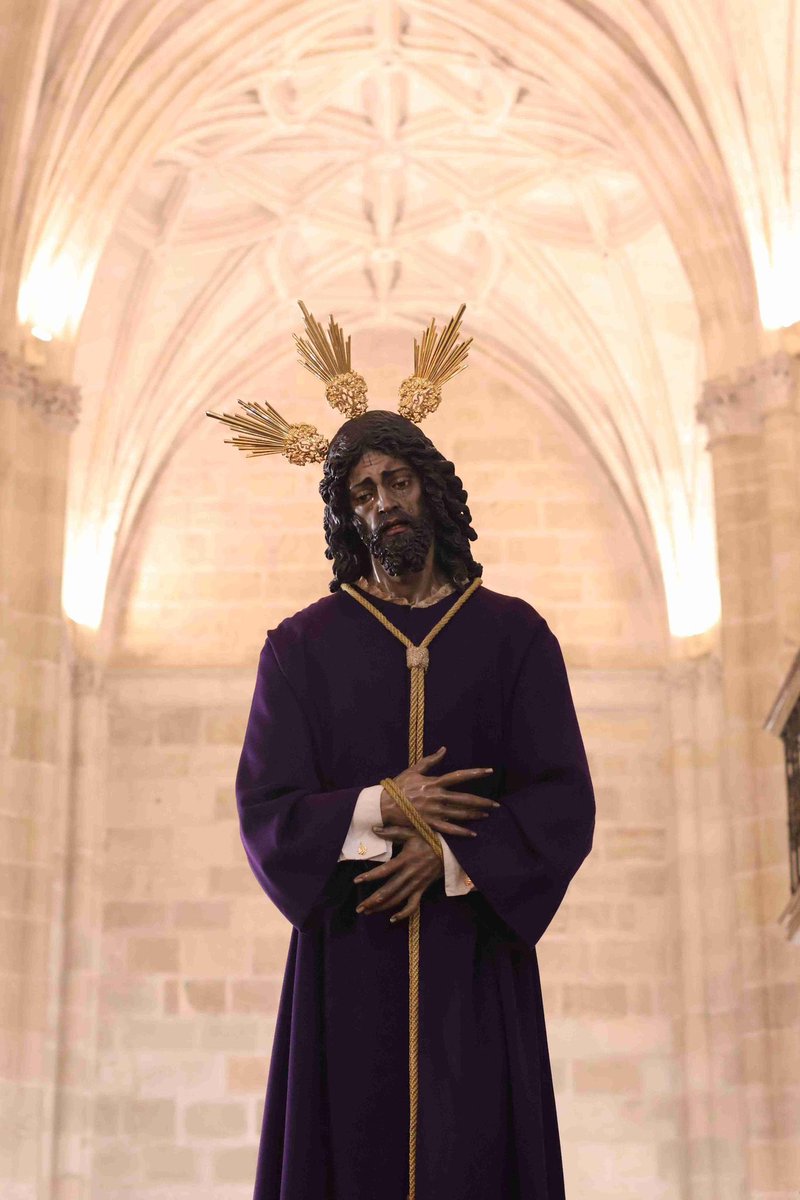 rosarioypenas's tweet photo. Se cumple una semana desde que Nuestro Padre Jesús de las Penas cruzó las naves de la Catedral de Almería en un momento que quedará grabado para siempre en la memoria de nuestros hermanos y devotos.

📷 Almería en Procesión. https://t.co/ccLPvV9TLv