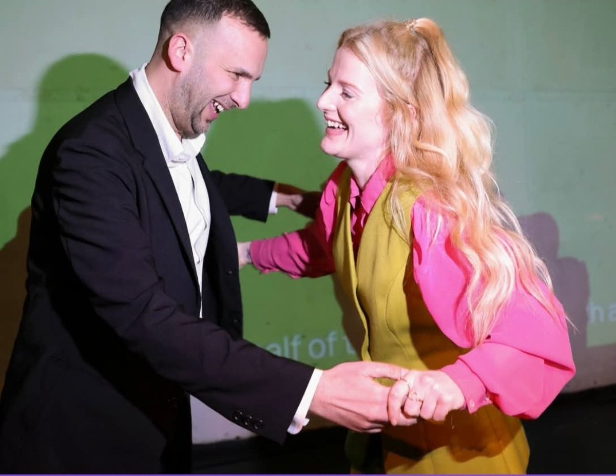 I think <a href="/ZackPolanski/">Zack Polanski</a>, the tit whisperer himself, just tried to hypnotised her boob's to be bigger. 

Stop staring at them Zack... I don't think it worked. 

P.S. Your teeth give me anxiety <a href="/ZackPolanski/">Zack Polanski</a> .. <a href="/UKdentistry24/">Dentistry24</a>
Please help us all out.

#GortonDentonByElection
#Greens