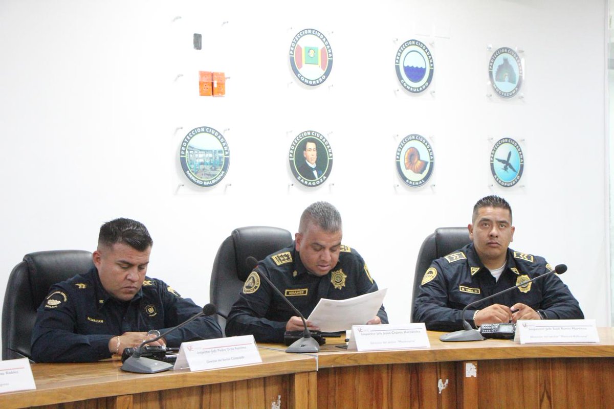 evelyn_parraA's tweet photo. Esta mañana realizamos la Sesión 235a. de la Coordinación Territorial para la Construcción de la Paz, desde el Centro de Monitoreo C4.
Fortalecemos la coordinación y las acciones en territorio para garantizar la seguridad de nuestras vecinas y vecinos. 🚔
#EvelynParra
#ComandoVC https://t.co/rG5dwvdoTt