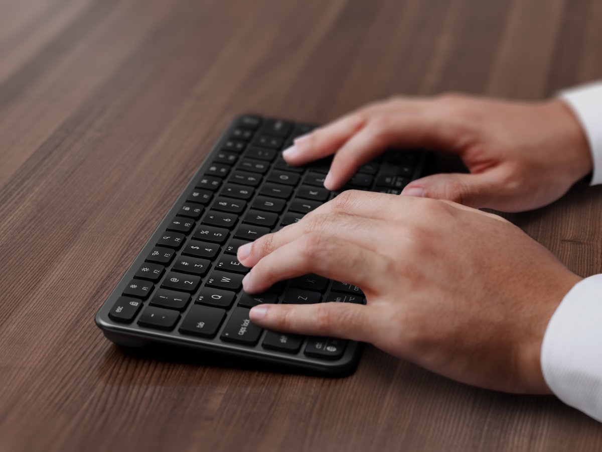 satechi_jp's tweet image. ✨新登場✨
 Satechi Slim EX1 ワイヤレスキーボード
Bluetooth×3＋2.4GHzで最大4台接続。
Mac/Windows自動切替＆静音シザーキーで快適タイピング。
USB-C充電式・最大5週間使用可能

デスクをもっとスマートに。
今すぐチェック👇
amazon.co.jp/dp/B0G8G7KQHN?…
#Satechi #ワイヤレスキーボード