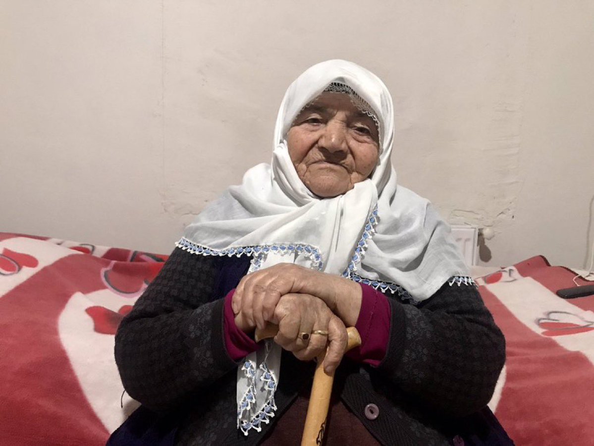 Bazı sabahlar ezanla birlikte derenin üzerindeki buzları kırıp abdest aldığını hatırlıyorum. 

Çocuktum, yorganın altından namazını, tesbihatını izlerdim. 

Dağ yamacındaki evimizin etrafına kurtların inmesi de korkutmazdı onu. 

Görünen ve görünmeyen her türlü şerden korunmayı o