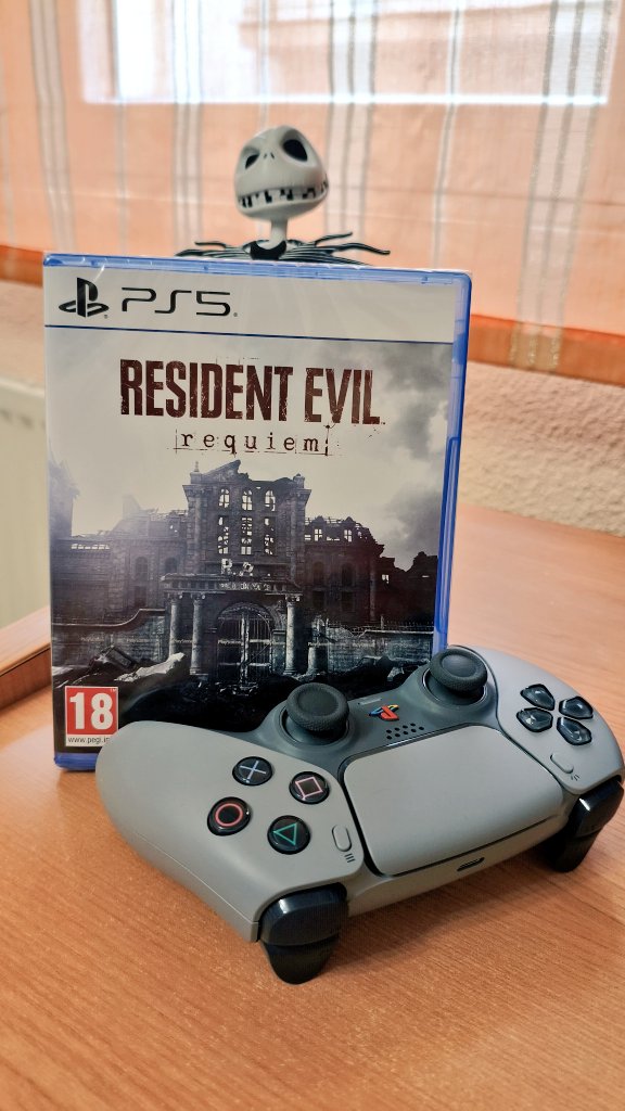 La espera ha terminando y ya he empezado el videojuego de Resident Evil Requiem en mi PlayStation 5❤️. De momento me tiene enganchadísima y lo estoy disfrutando/sufriendo a partes iguales. Hola de nuevo, Leon. Bienvenida, Grace. @playstationes <a href="/PLAION_ES/">PLAION España 🐥</a> <a href="/Capcom_Es/">Capcom España</a>