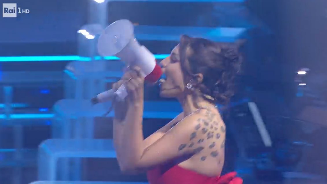 _alber3llo_'s tweet photo. OH OH OH OCCHI DI GATTO #Sanremo2026 https://t.co/9v4IjYMd2J