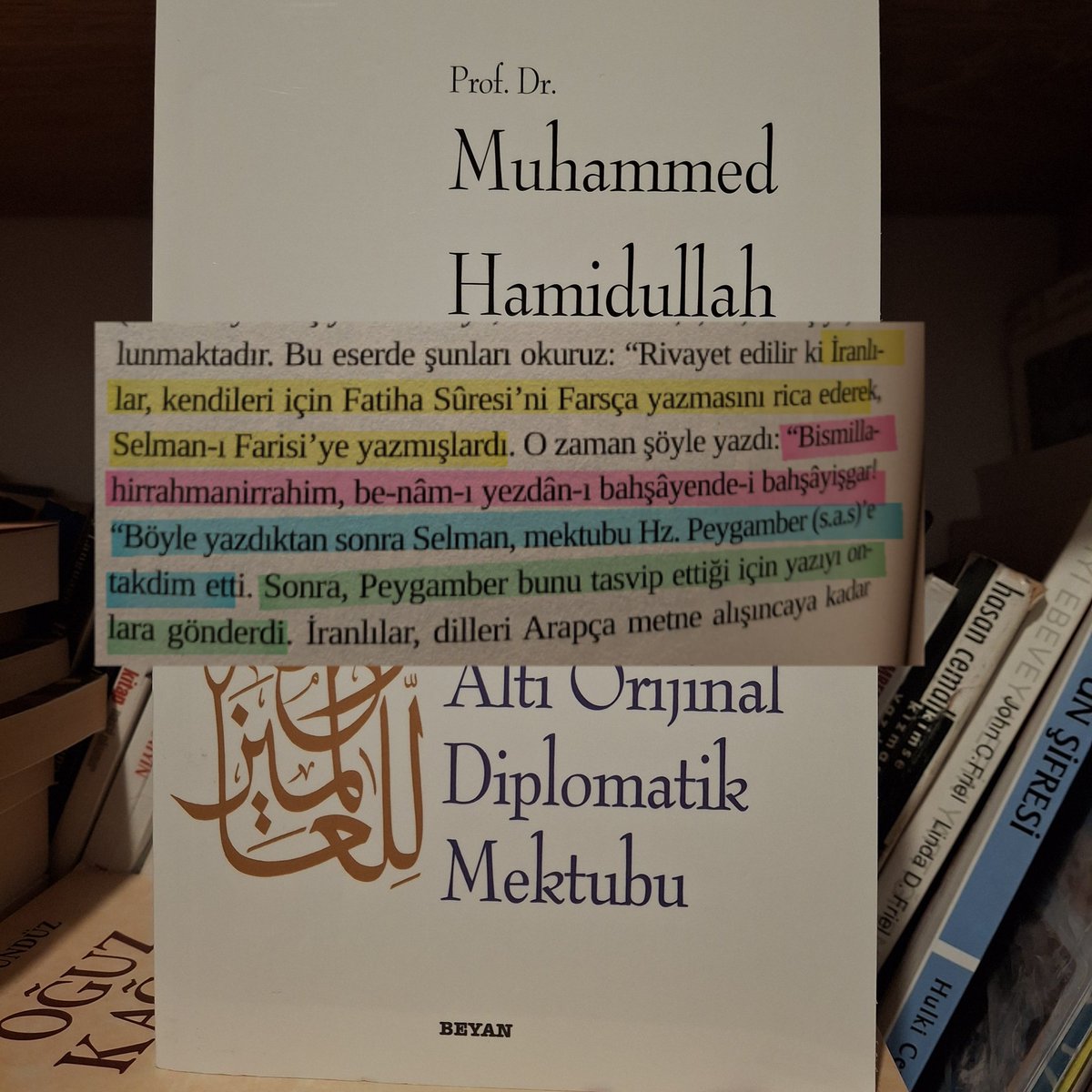 ustunms's tweet photo. İslam tarihinde ilk meal çalışması Selmanı Farisi tarafından yapılıyor ve Hz. Peygamber bunu onaylıyor. Henüz hiçbir şeyi kaçırmış değilsiniz. Lütfen elinize bir meal alın ve iniş sırasına göre okumaya başlayın. Aynı, Ders derste öğrenilir anlayışı gibi Kuran da Ramazan'da okunur https://t.co/oTkmIwbxK4