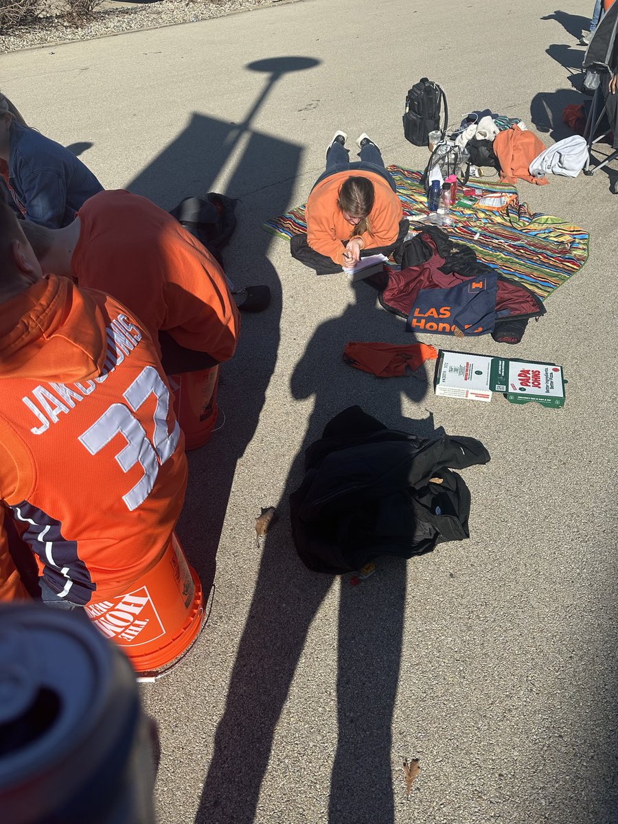 Tmandiamond's tweet photo. Am I an asshole for deliberately putting my shadow right here? It’s the Krush line, we shouldn’t be doing fucking sudoku. https://t.co/AeSG6sKeNU