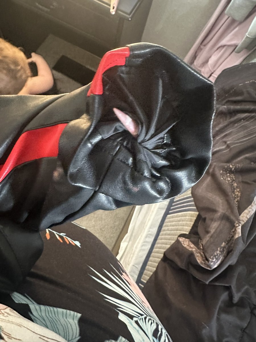 AngelMarieBaby_'s tweet photo. @FashionNovaHelp paid for two day shipping cause I needed this item and this is how i get it I can even put my arm in it https://t.co/b1fNDqi8bc