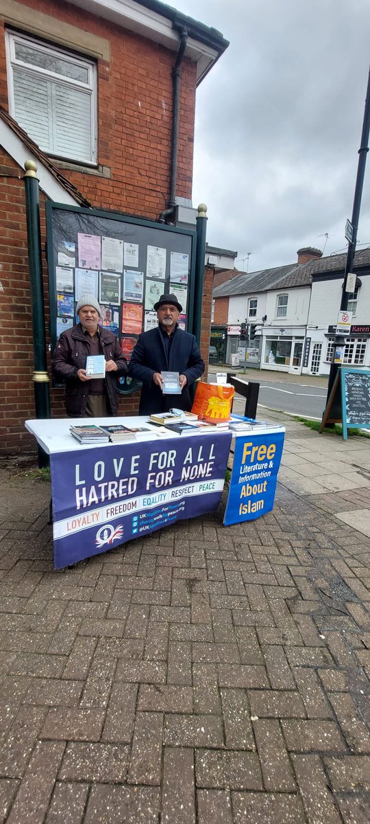 MasroorRegionUK's tweet photo. Connecting hearts through dialogue and understanding.
AMEA Epsom held a Tabligh stall and leafleting effort in Epsom, sharing the message of #TrueIslam with #Peace, #Compassion and #LoveForAllHatredForNone, inspired by the example of the #Messenger #PeaceMessenger. https://t.co/3QFHGHH2zx