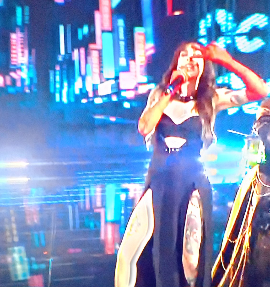 lupitatweet's tweet photo. Che figata #BamboleDiPezza e #CristinaDAvena a #Sanremo2026 . O,o,o, occhi di gatto 🎼🎵🎶🎶 https://t.co/wtPx0czXNZ