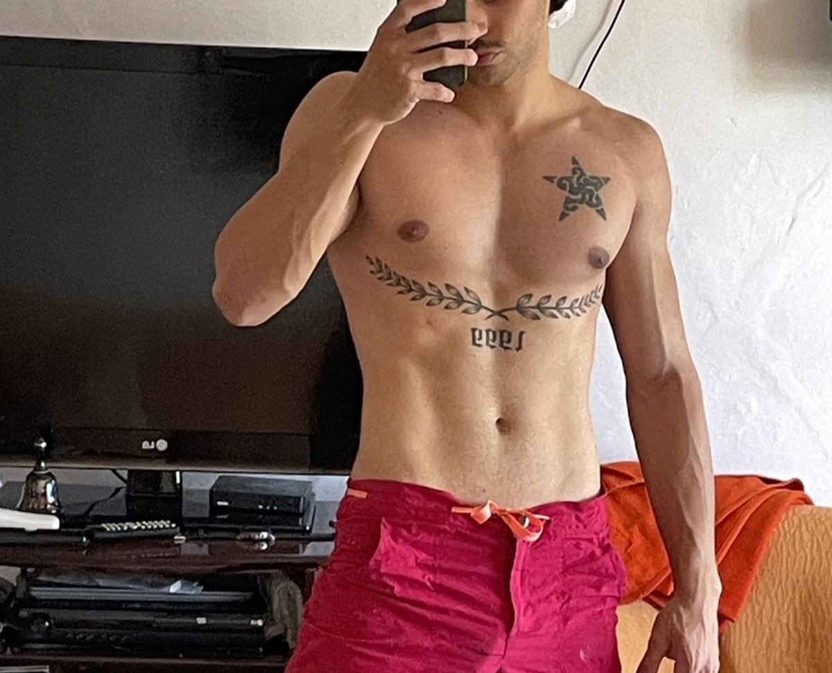 THESOREN99's tweet photo. do you want to see my dick? https://t.co/avAYiMcVDy