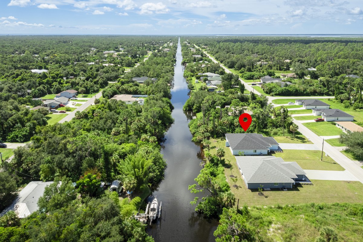 DaveIrwinRealty's tweet photo. Anyone looking for a brand new Waterfront home to rent in Port Charlotte, Fl nightly, Weekly, or monthly, let me know.  Have 2 available starting April 1st.  $150 nightly, $1,000 weekly &amp; $2,700 monthly. https://t.co/scDELTgNID