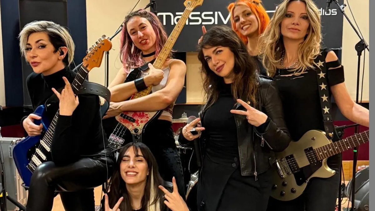 _AlexDev_'s tweet photo. Sono tornate Le Misfits di Jem e Holograms. #Sanremo2026 https://t.co/PP1qR0QeDZ