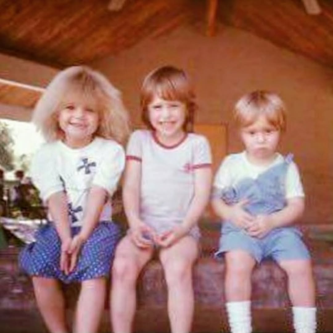 RobinJohnGibb's tweet photo. Before the stages… before the spotlights… there was this ❤️✨
#GibbFamily #BeeGees #RJGibb #TravisGibb #SamanthaGibb #90sMemories #MusicRoyalty #FamilyFirst #BeeGeesForever #NextGeneration #RobinGibb #BarryGibb #MauriceGibb #RobinJohnGibb https://t.co/2qip7d9EJa