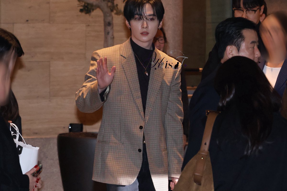 KEYLOOKSTORE's tweet photo. 260227 Gucci

L👁️👁️k  At mE 

#Straykids #스트레이키즈  
#Leeknow #리노
#LeeKnowXGucciMFW
#GucciPrimavera
#GucciFW26 https://t.co/C2RevSrYww