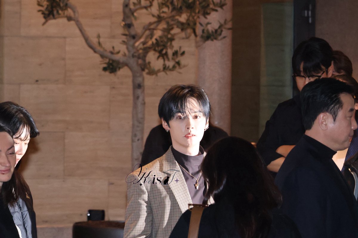 KEYLOOKSTORE's tweet photo. 260227 Gucci

L👁️👁️k  At mE 

#Straykids #스트레이키즈  
#Leeknow #리노
#LeeKnowXGucciMFW
#GucciPrimavera
#GucciFW26 https://t.co/C2RevSrYww