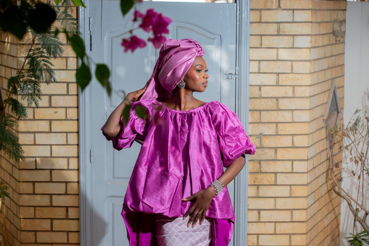 Kushina120's tweet photo. Ensemble « Noudji » en tissu santoum, à manches larges et encolure ronde, associé à une jupe longue en brocart léger.
Un style qui allie tradition africaine et modernité.

🏷️ 60.000fr https://t.co/MBIU3NxYc4